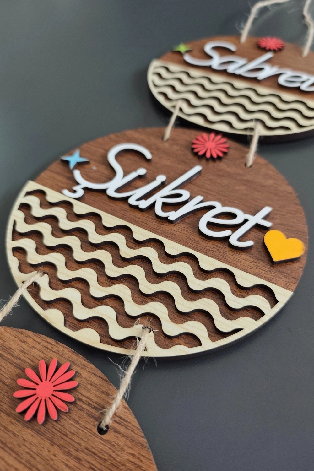 Sabret Şükret Dua Et 2D Mdf Lazer Kesim Ceviz Kapı ve Duvar Süsü