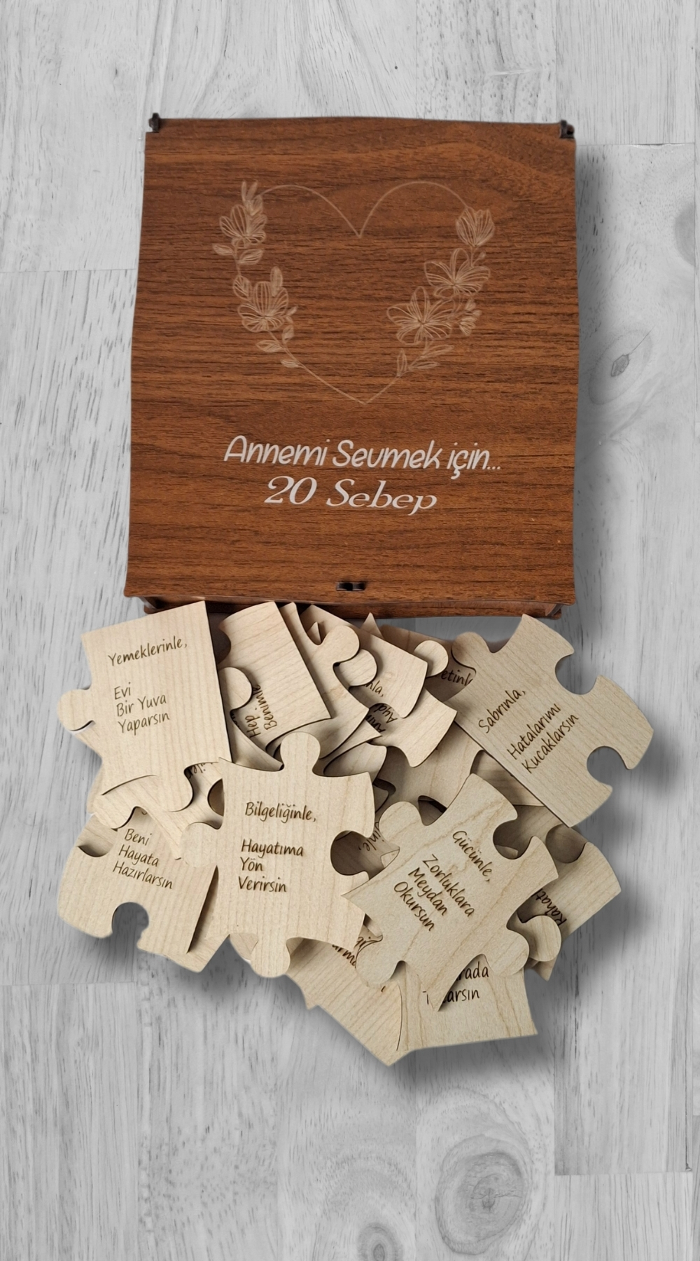Annemi Sevmek İçin 20 Neden - Lazer Kesim Ahşap Kutulu Puzzle Hediye