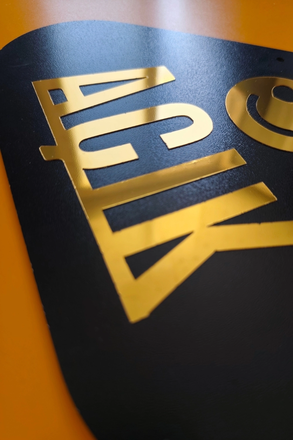 Ahşap Üzeri Gold Aynalı Pleksi Emoji Figürlü Açık-Kapalı Tabelası