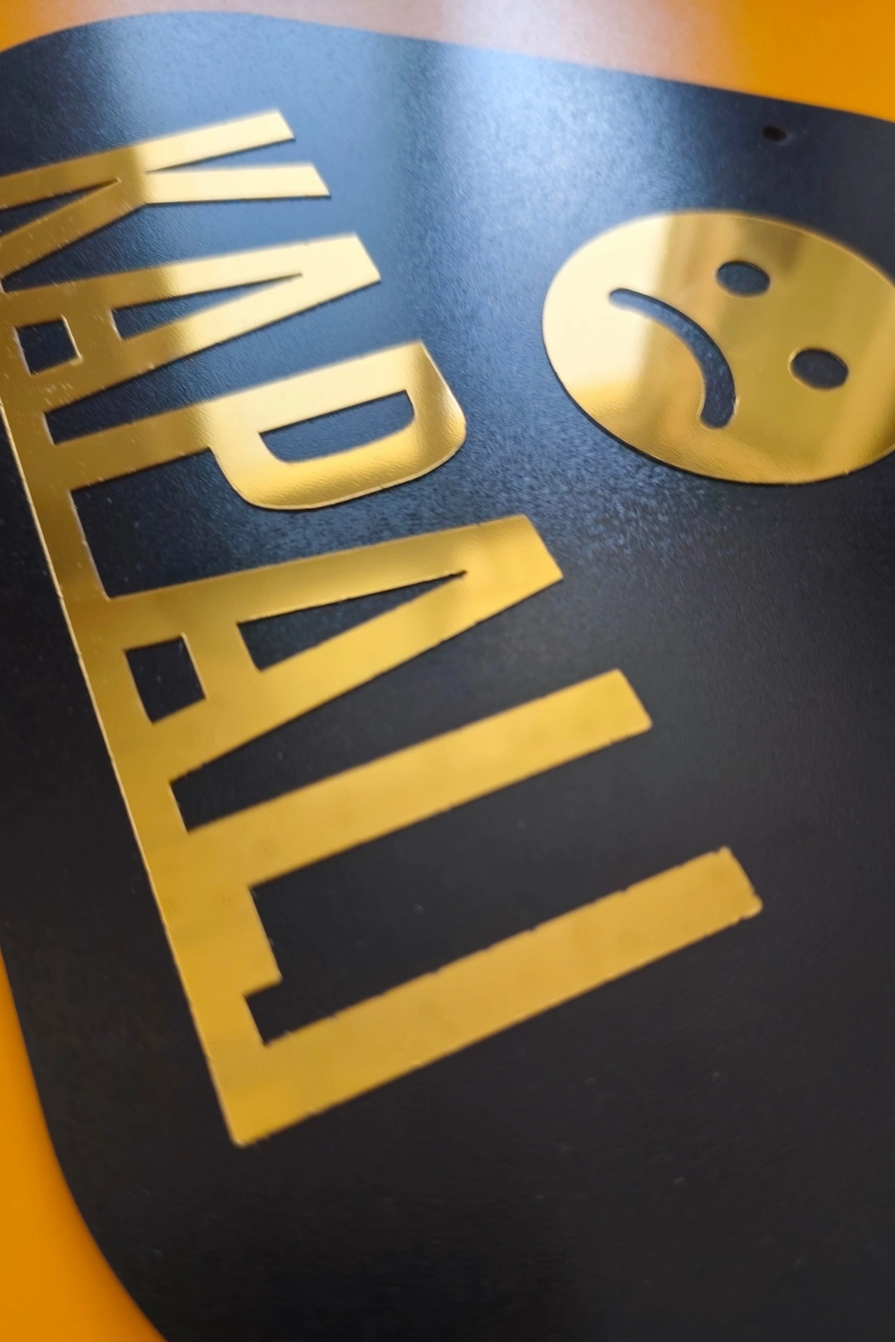 Ahşap Üzeri Gold Aynalı Pleksi Emoji Figürlü Açık-Kapalı Tabelası