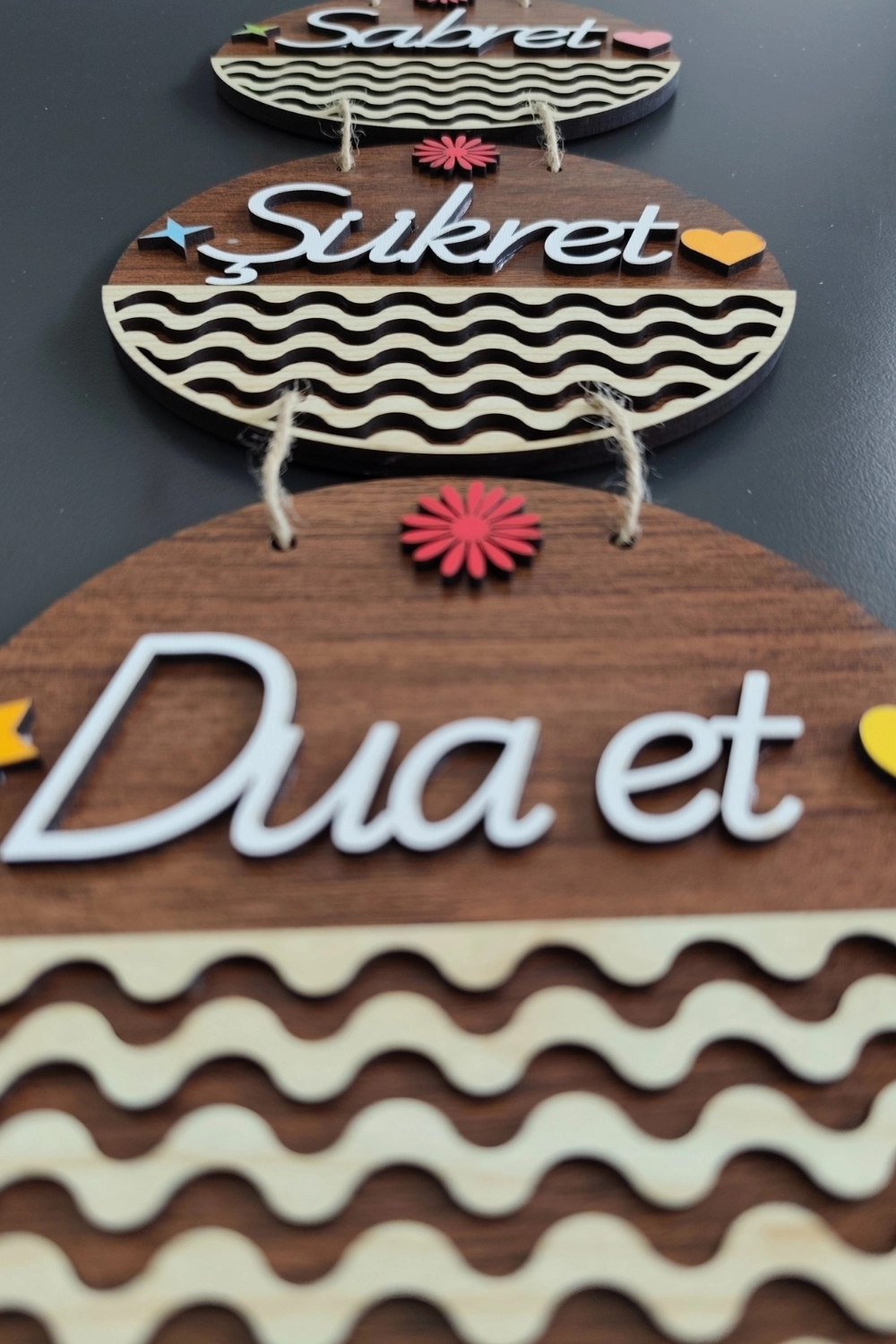 Sabret Şükret Dua Et 2D Mdf Lazer Kesim Ceviz Kapı ve Duvar Süsü