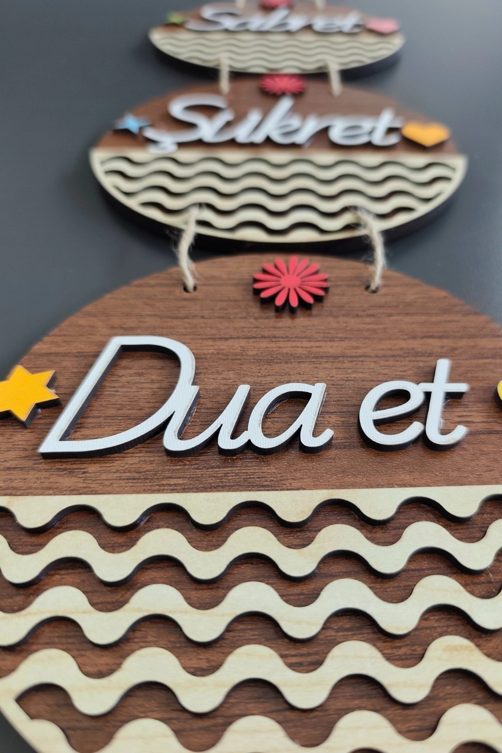 Sabret Şükret Dua Et 2D Mdf Lazer Kesim Ceviz Kapı ve Duvar Süsü