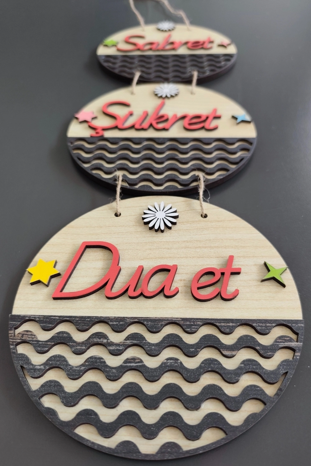 Sabret Şükret Dua Et 2D Mdf Lazer Kesim Akçaağaç-Rebap Kapı ve Duvar Süsü