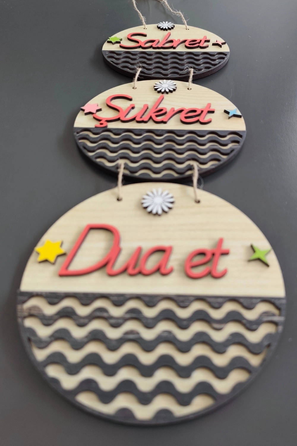 Sabret Şükret Dua Et 2D Mdf Lazer Kesim Akçaağaç-Rebap Kapı ve Duvar Süsü