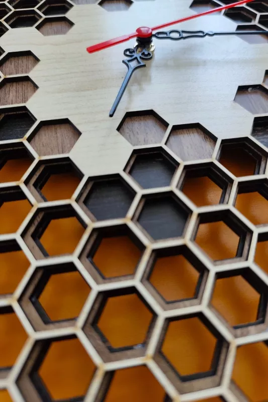 Geometrik Petek Desenli 3 Boyutlu Ahşap Duvar Saati Lazer Kesim Dekoratif Şık Ofis Hediyelik