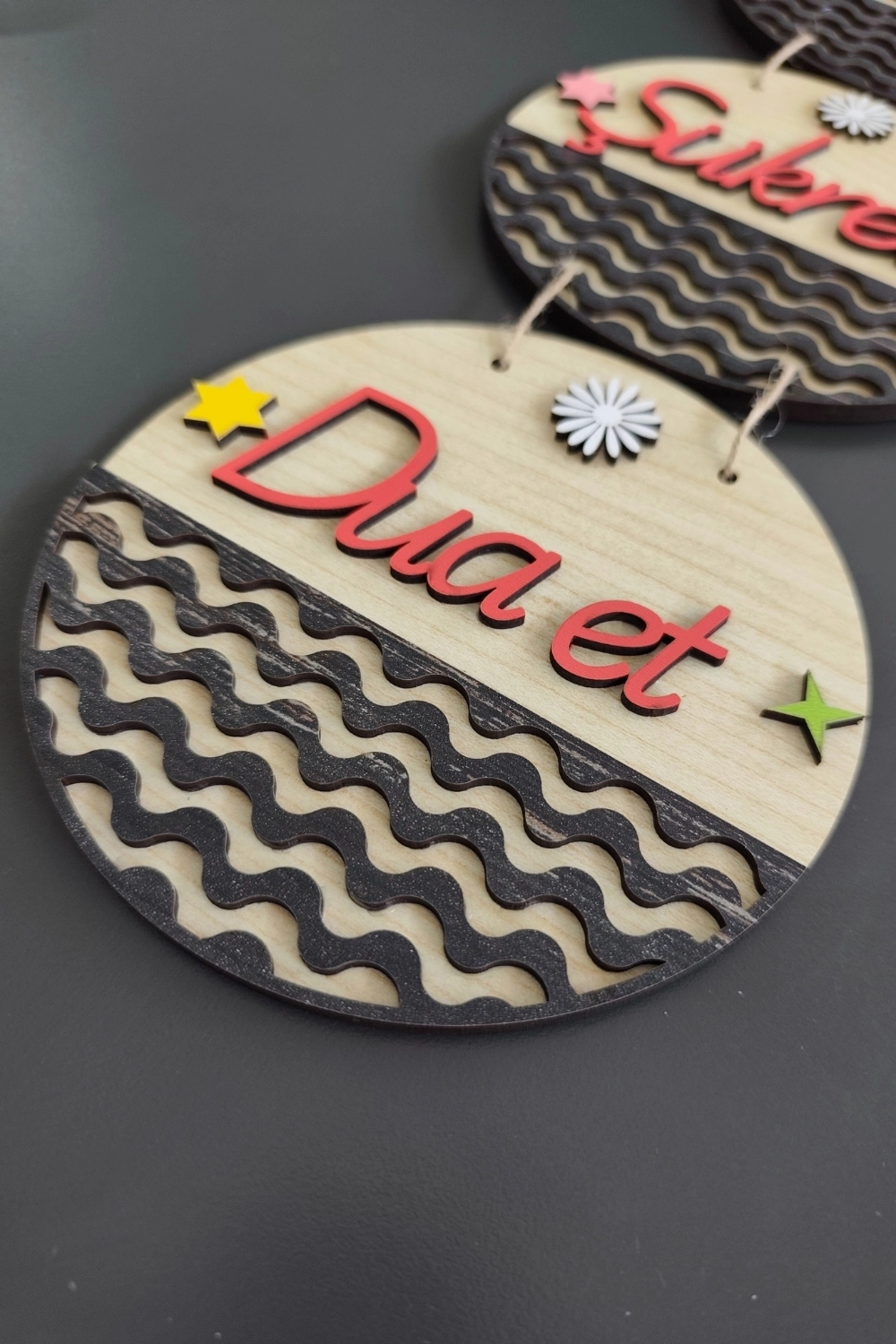 Sabret Şükret Dua Et 2D Mdf Lazer Kesim Akçaağaç-Rebap Kapı ve Duvar Süsü