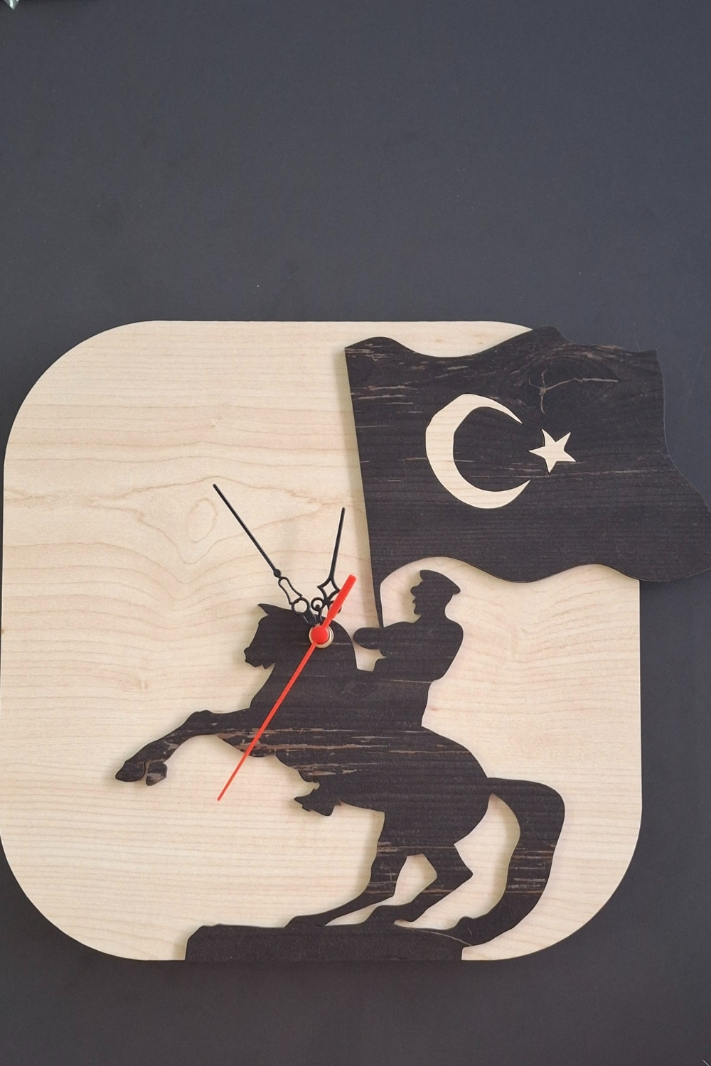 Atatürk ve Türk Bayrağı Figürlü Birinci Sınıf Lazer Kesim Mdf Duvar Saati - Akçaağaç-Rebap