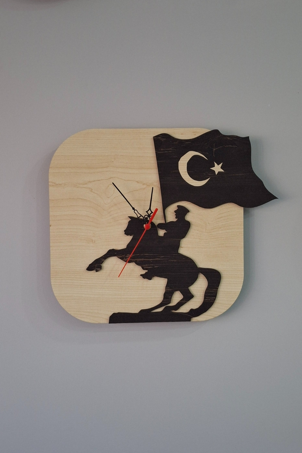 Atatürk ve Türk Bayrağı Figürlü Birinci Sınıf Lazer Kesim Mdf Duvar Saati - Akçaağaç-Rebap