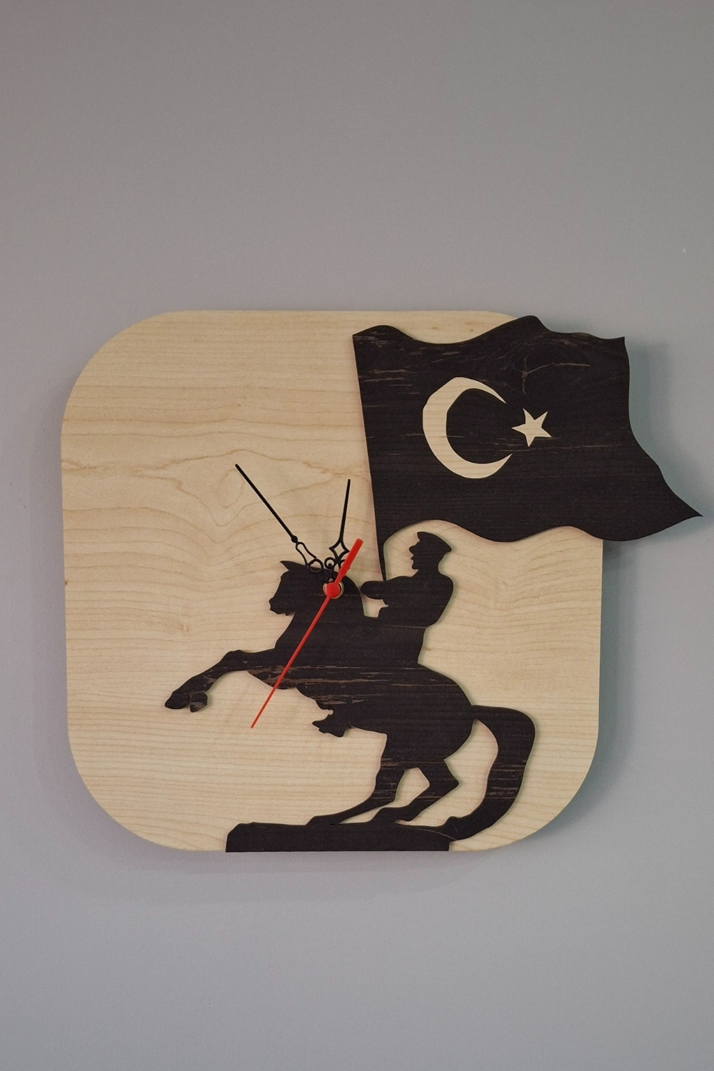 Atatürk ve Türk Bayrağı Figürlü Birinci Sınıf Lazer Kesim Mdf Duvar Saati - Akçaağaç-Rebap