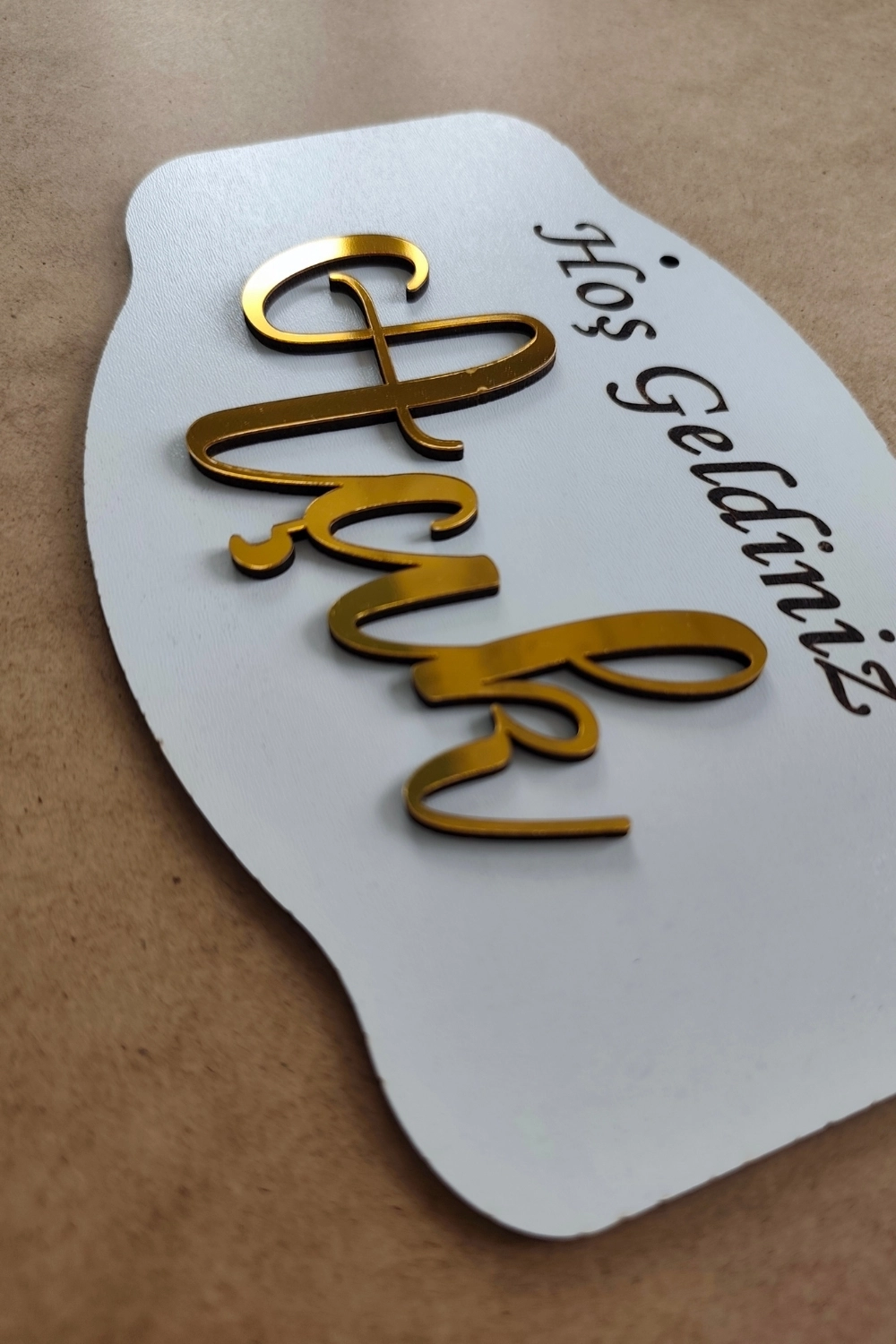 Gold Pleksi Detaylı 3D Ahşap Açık-Kapalı Tabelası - Beyaz