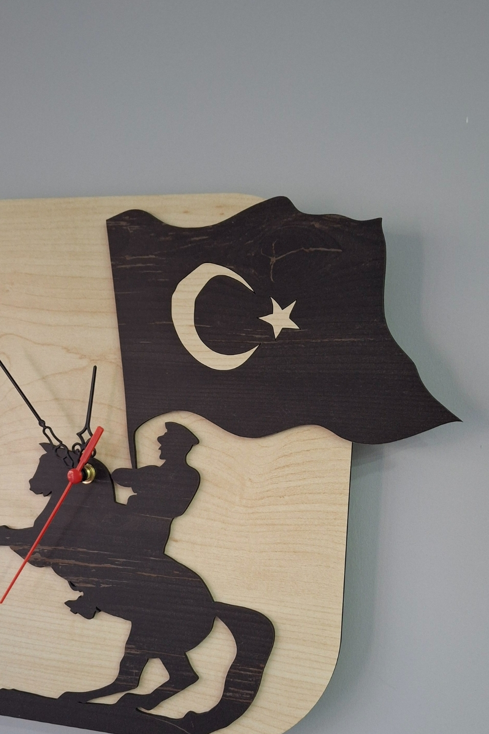 Atatürk ve Türk Bayrağı Figürlü Birinci Sınıf Lazer Kesim Mdf Duvar Saati - Akçaağaç-Rebap