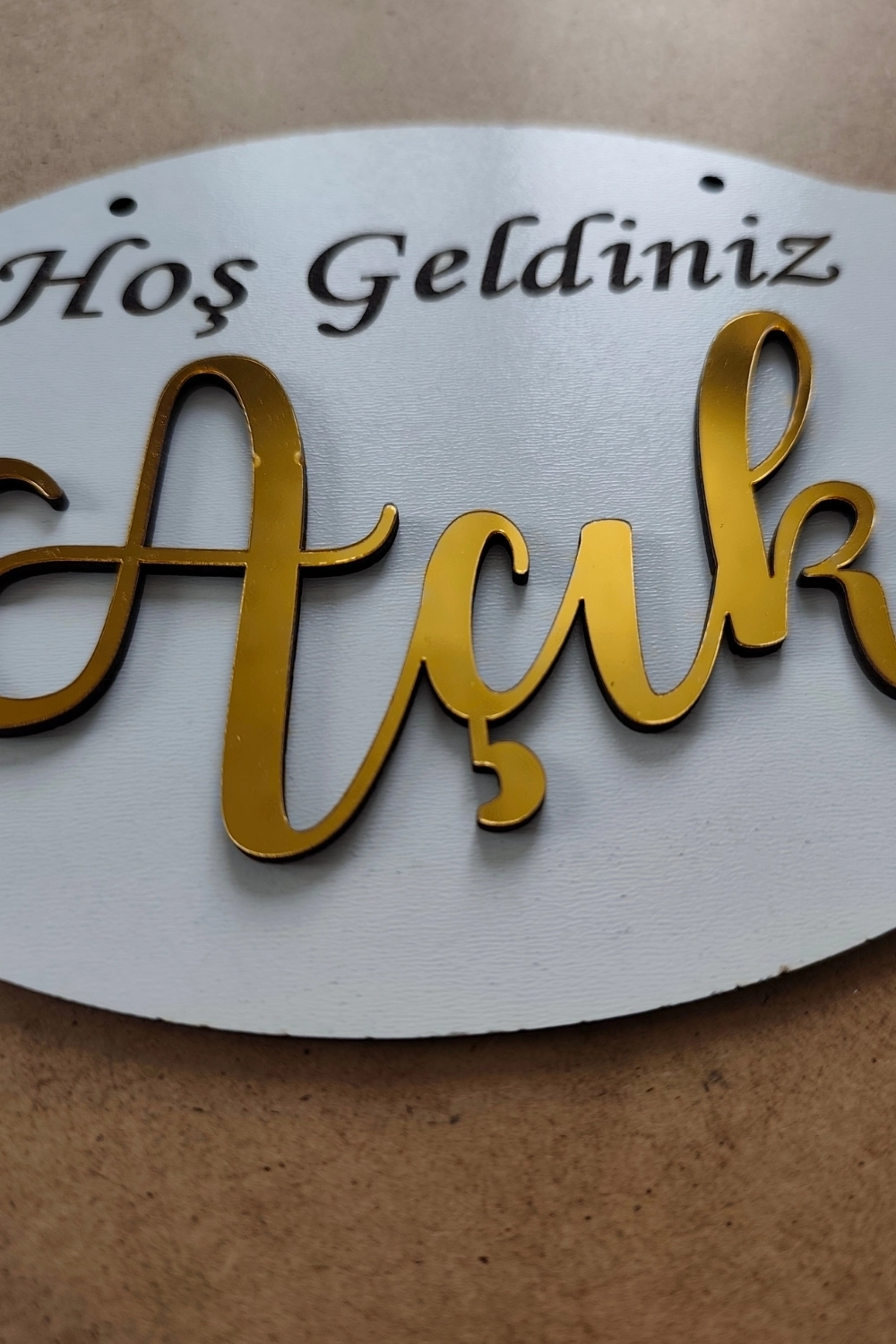 Gold Pleksi Detaylı 3D Ahşap Açık-Kapalı Tabelası - Beyaz