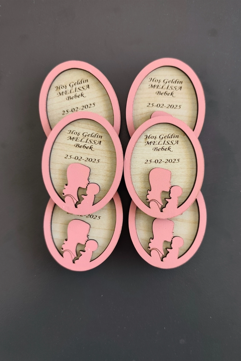 Anne Kucağı Desenli Hoşgeldin Ahşap Bebek Magneti Pembe - 20 Adet