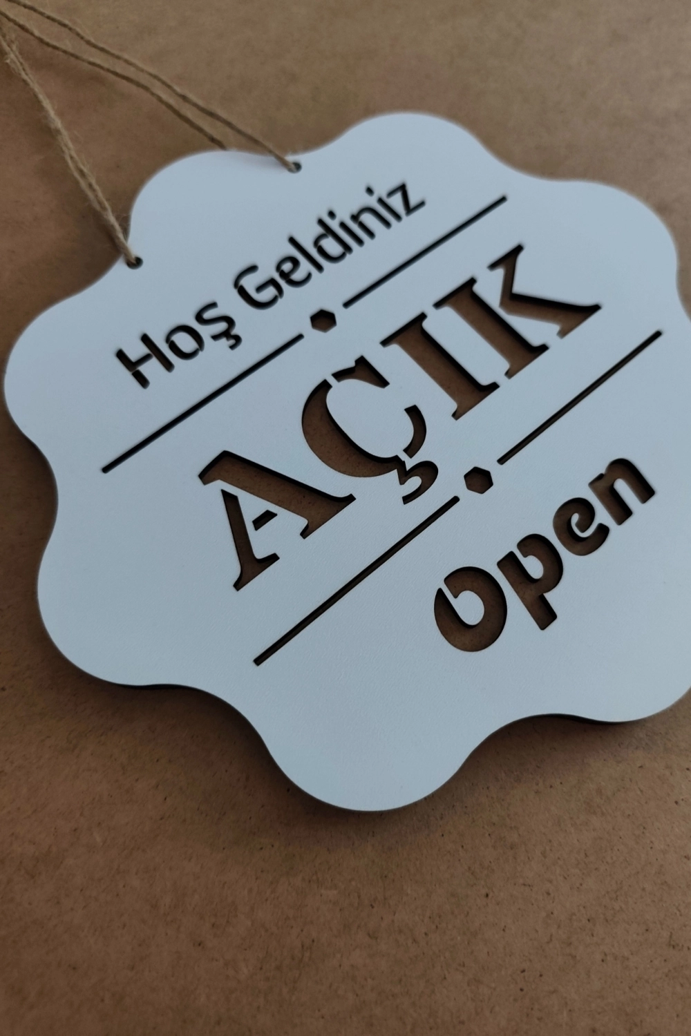 Ahşap Dekoratif Kesim Üç Katlı Açık-Kapalı Yazısı