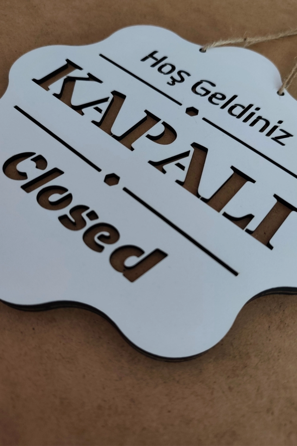Ahşap Dekoratif Kesim Üç Katlı Açık-Kapalı Yazısı