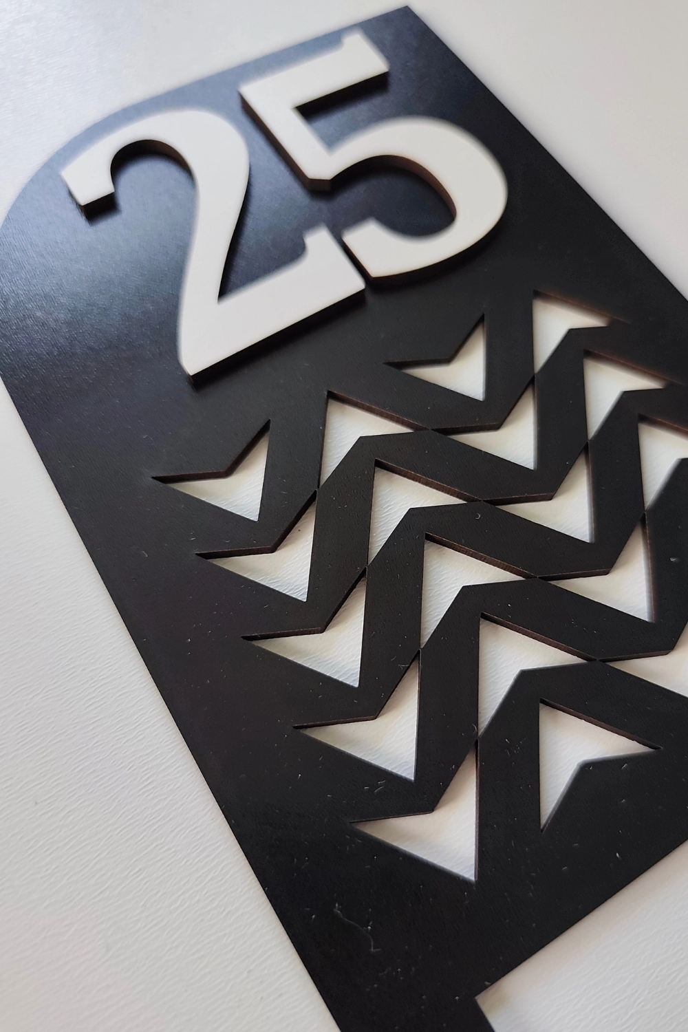 Lazer Kesim Chevron Desenli Kapı Zil Çerçevesi - Siyah