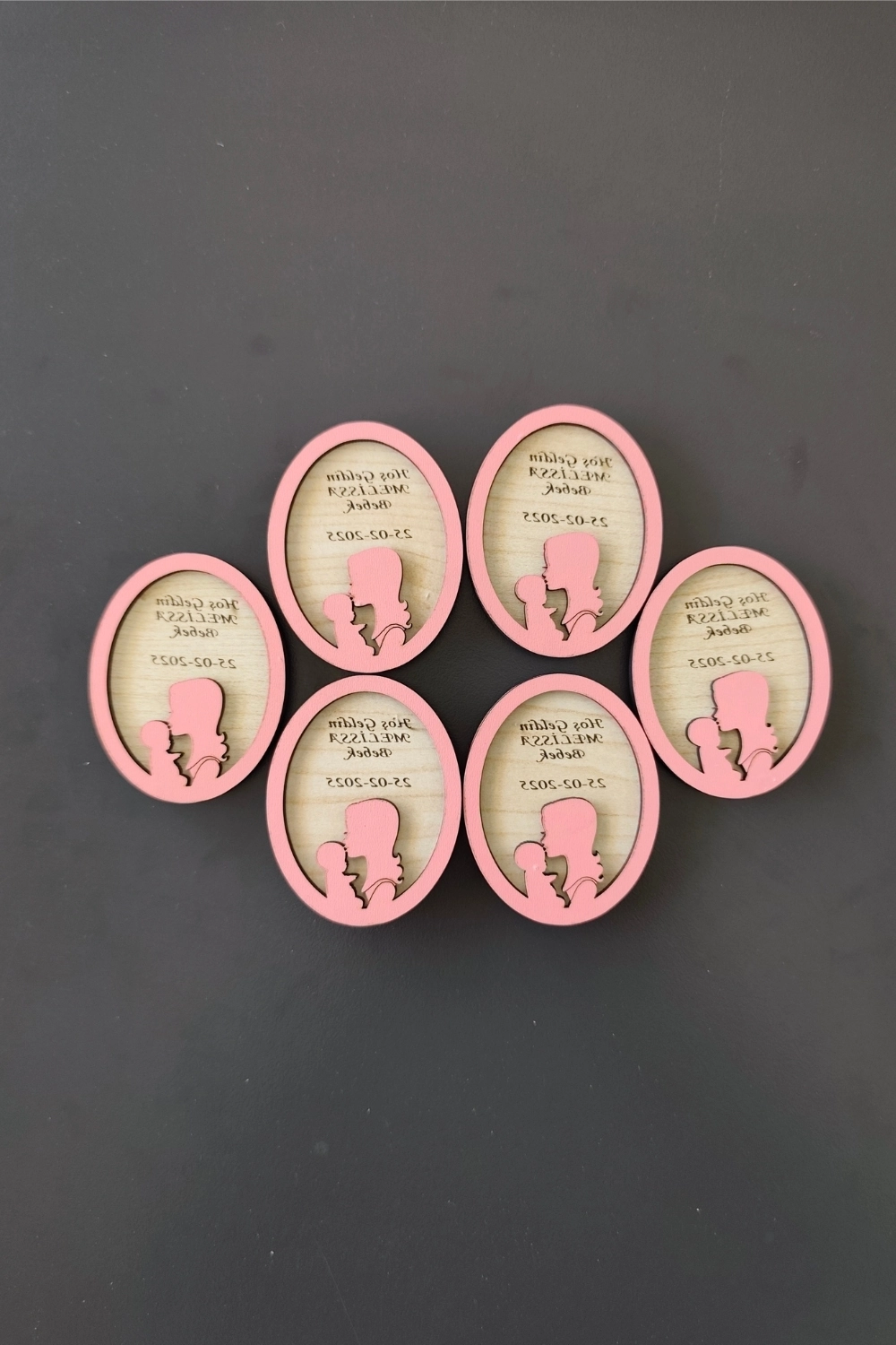 Anne Kucağı Desenli Hoşgeldin Ahşap Bebek Magneti Pembe - 20 Adet