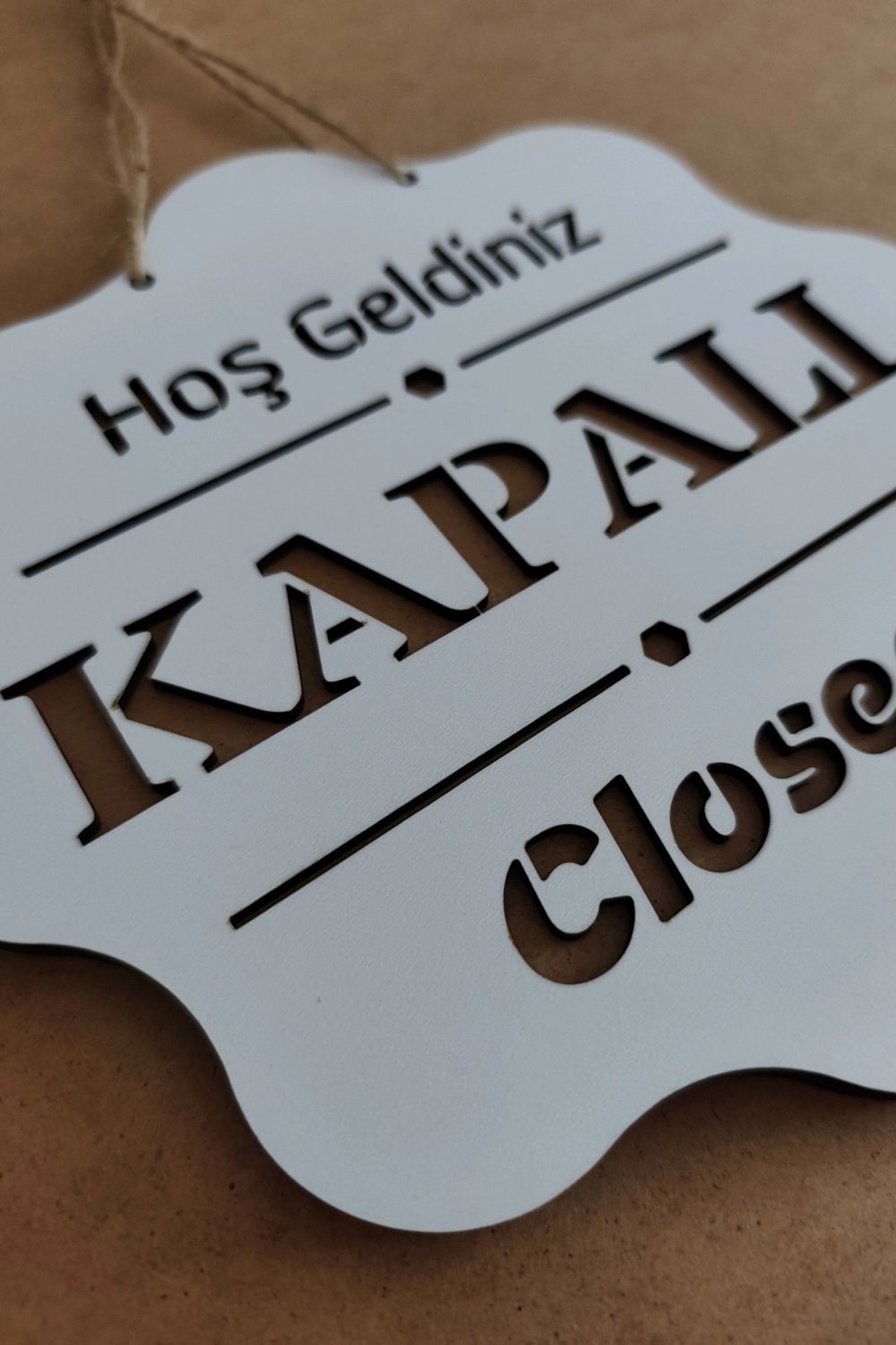 Ahşap Dekoratif Kesim Üç Katlı Açık-Kapalı Yazısı