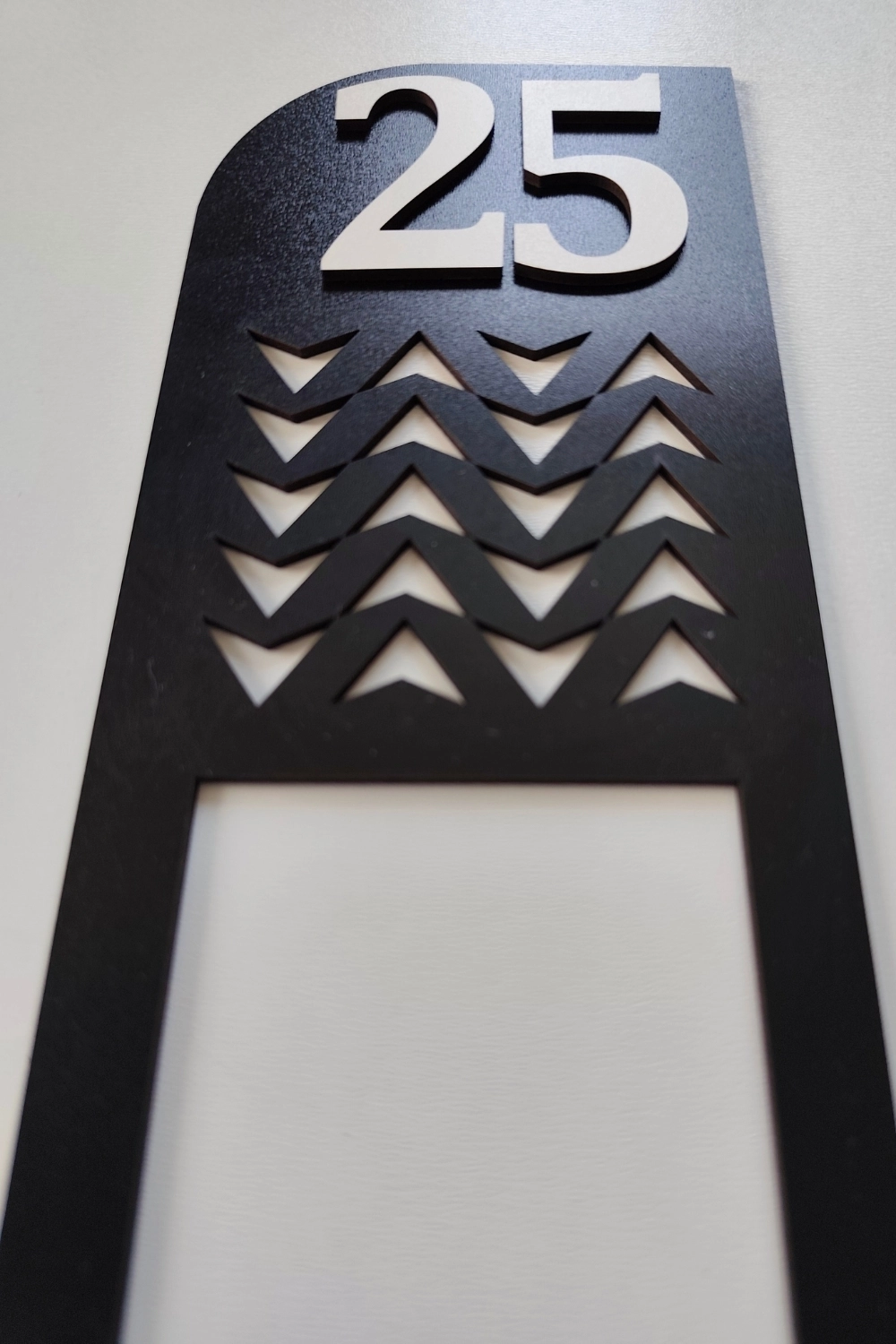 Lazer Kesim Chevron Desenli Kapı Zil Çerçevesi - Siyah
