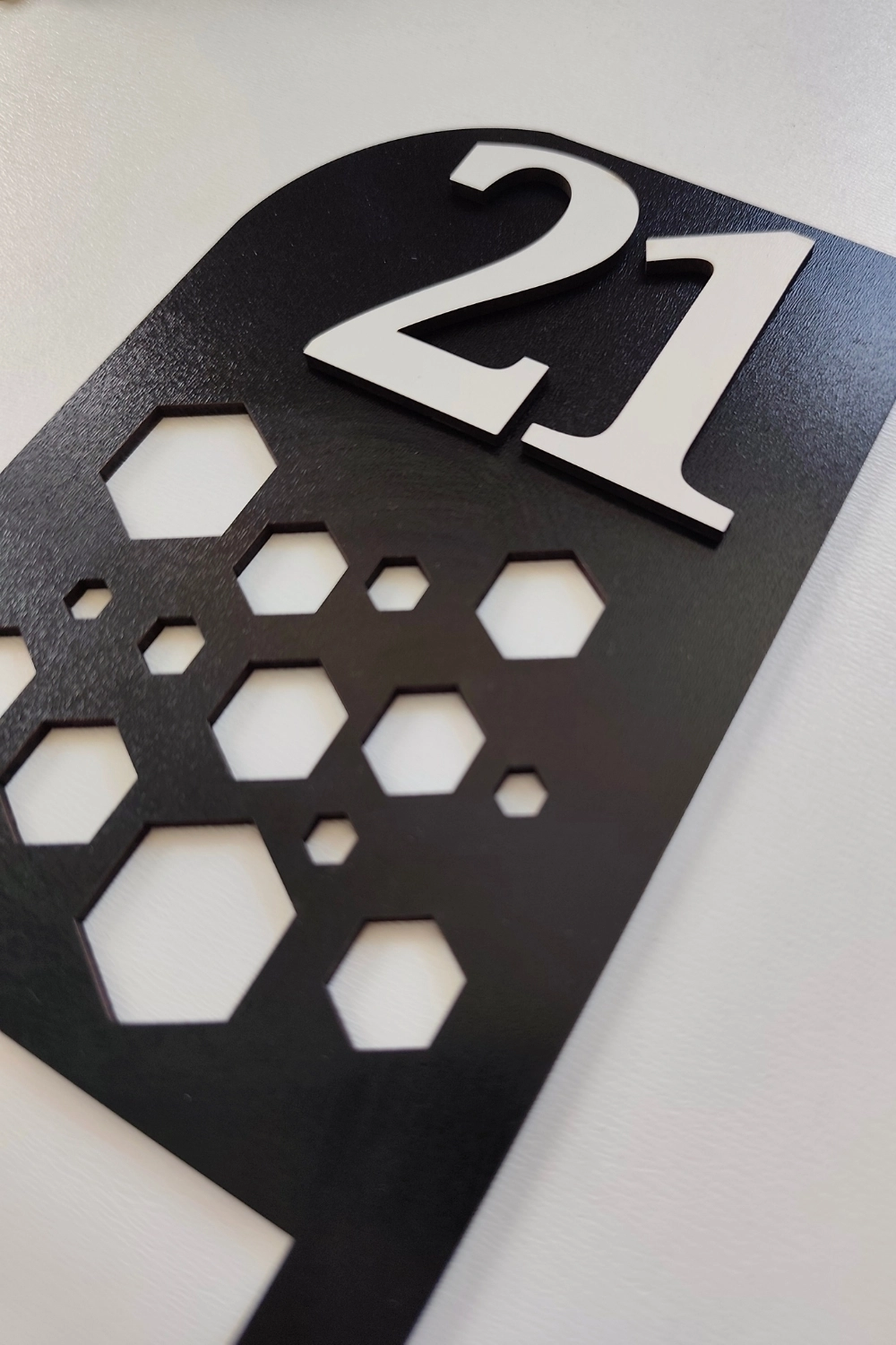 Lazer Kesim Hexagon Desenli Kapı Zil Çerçevesi - Siyah