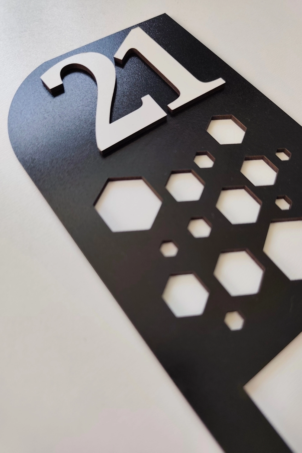 Lazer Kesim Hexagon Desenli Kapı Zil Çerçevesi - Siyah