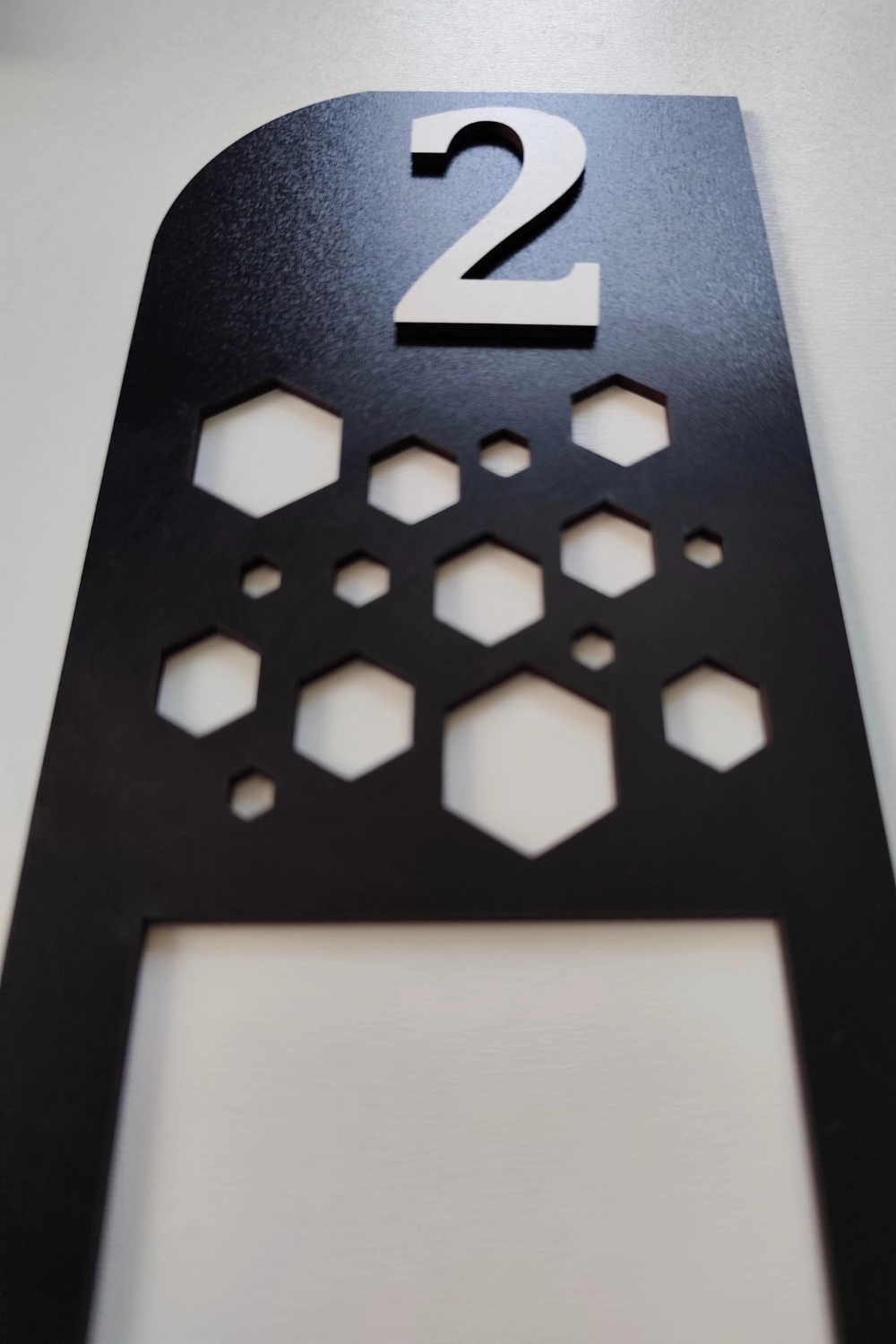 Lazer Kesim Hexagon Desenli Kapı Zil Çerçevesi - Siyah
