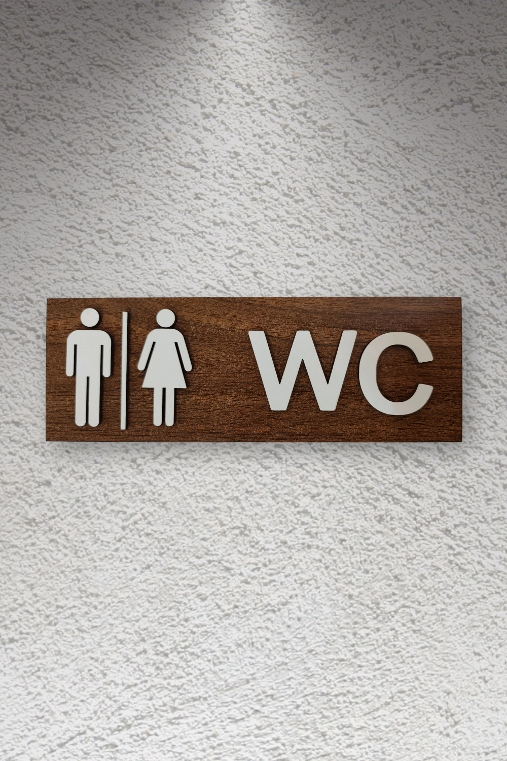 Dekoratif Ahşap 2D Kabartma Figürlü WC Tabelası - Ceviz