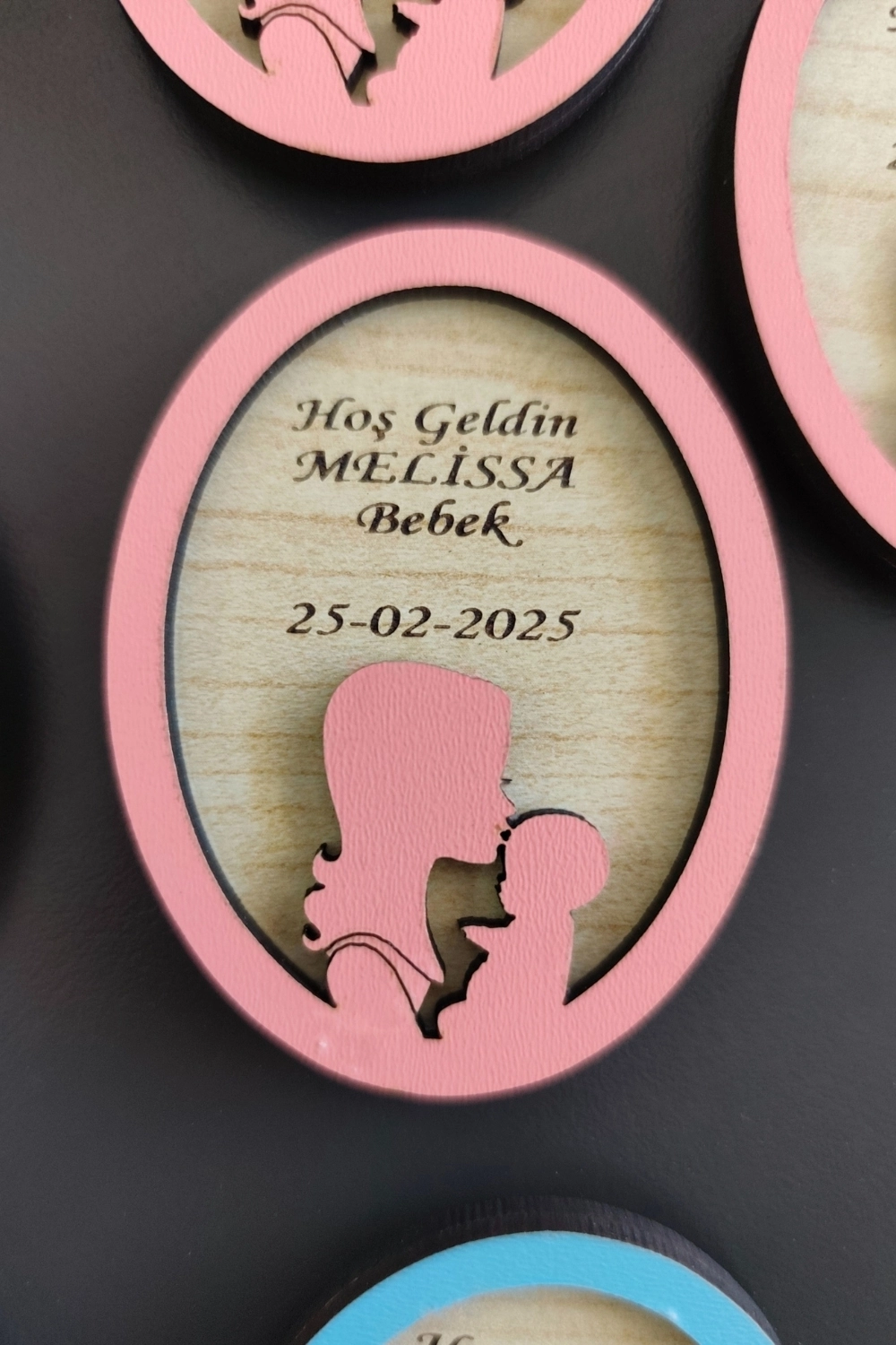 Anne Kucağı Desenli Hoşgeldin Ahşap Bebek Magneti Pembe - 20 Adet