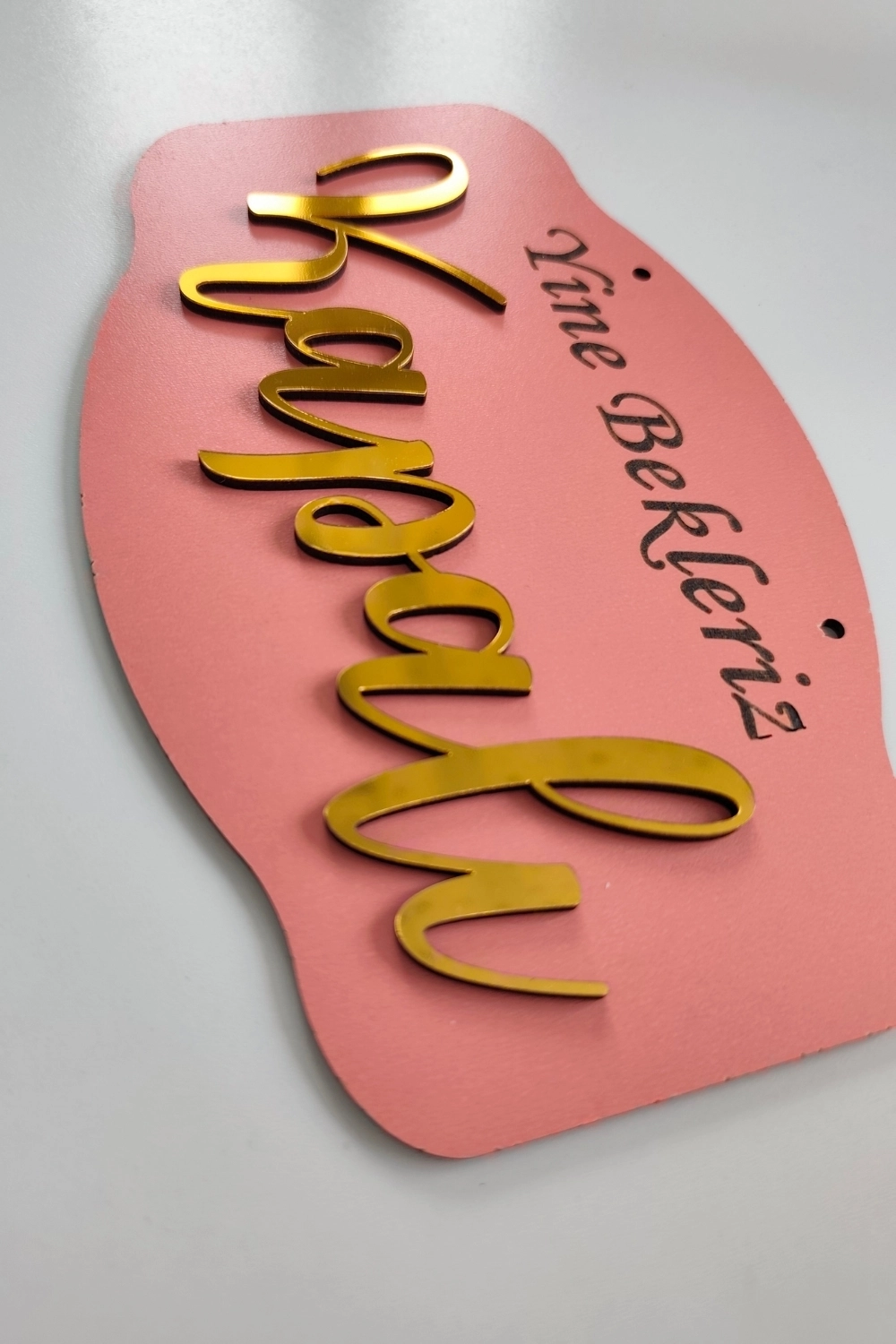 Gold Pleksi Detaylı 3D Ahşap Açık-Kapalı Tabelası - Pembe