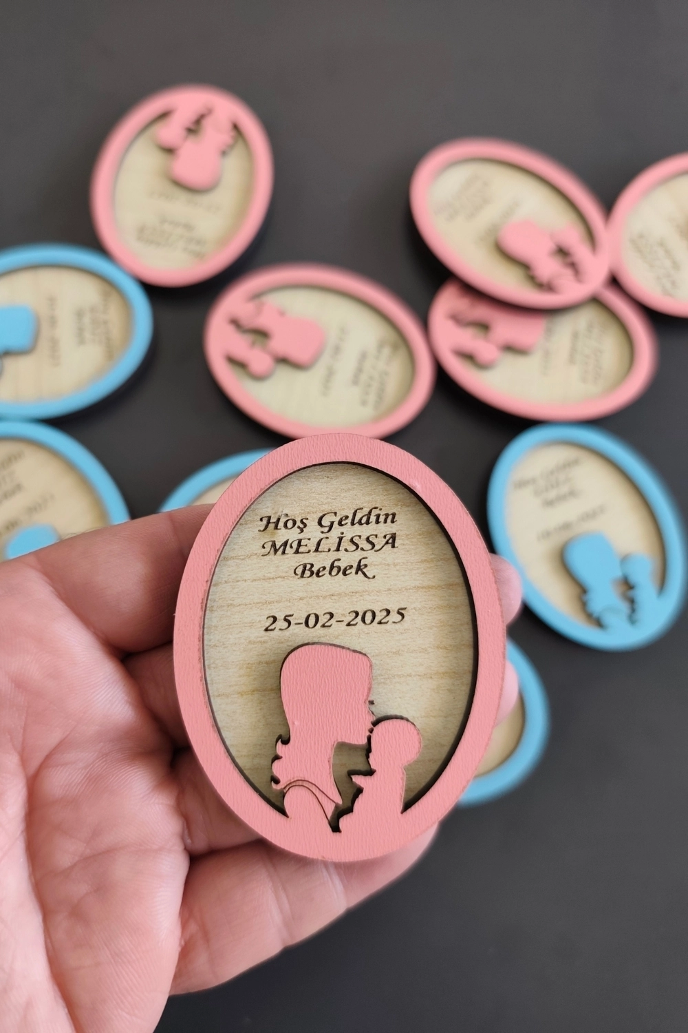 Anne Kucağı Desenli Hoşgeldin Ahşap Bebek Magneti Pembe - 20 Adet