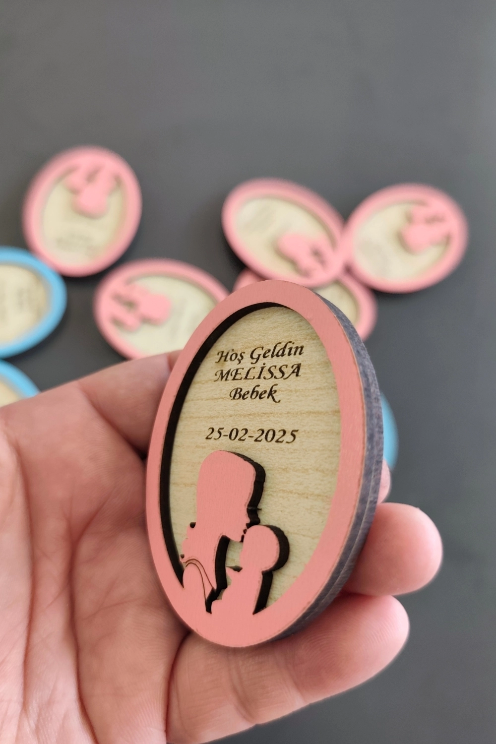 Anne Kucağı Desenli Hoşgeldin Ahşap Bebek Magneti Pembe - 20 Adet