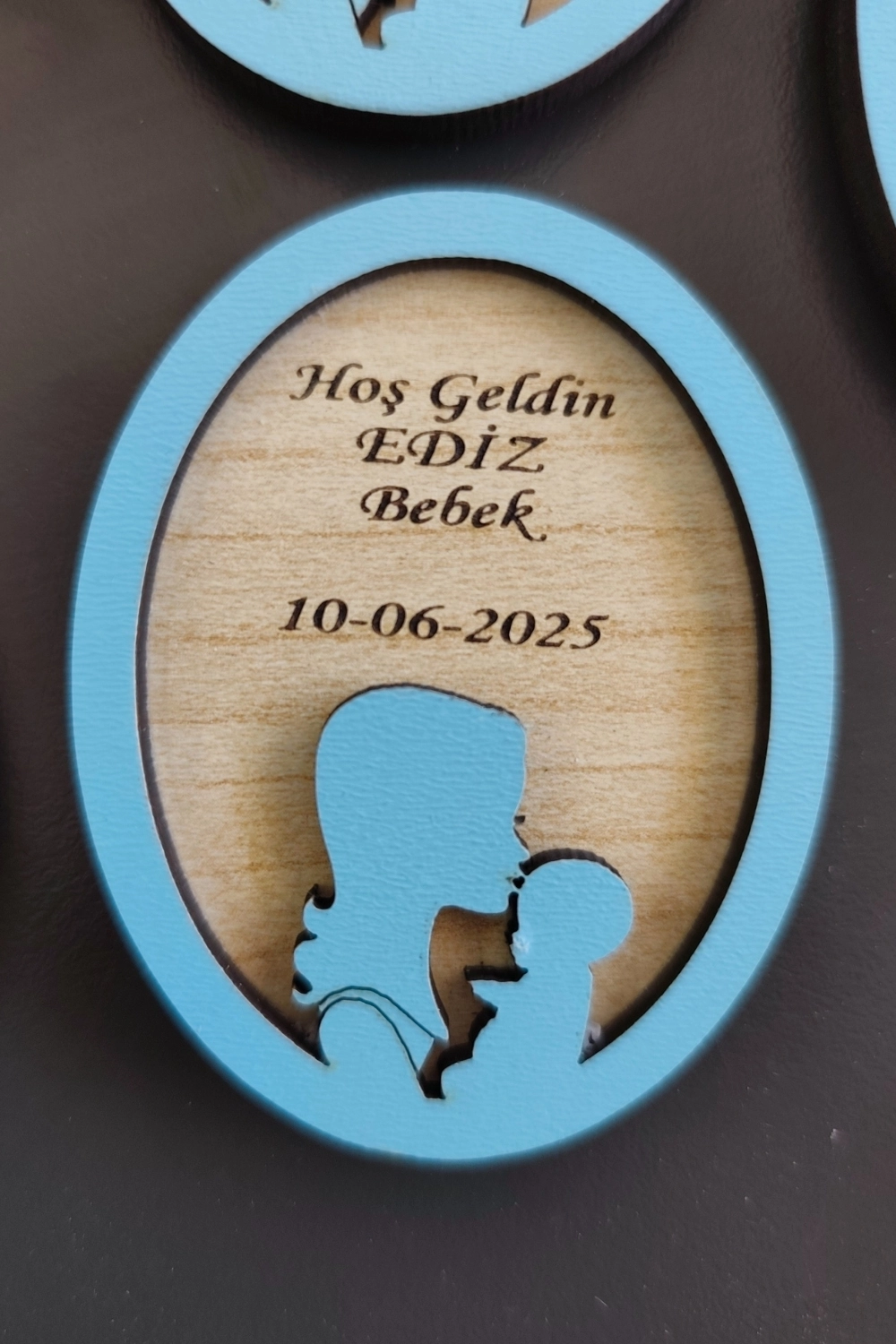 Anne Kucağı Desenli Hoşgeldin Ahşap Bebek Magneti Mavi - 20 Adet