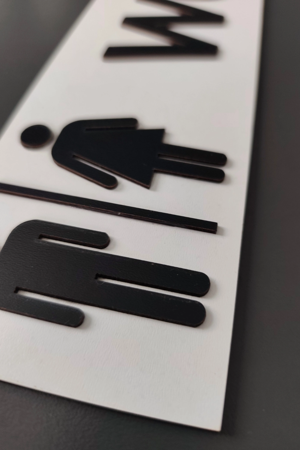 Dekoratif Ahşap 2D Kabartma Figürlü WC Tabelası - Beyaz