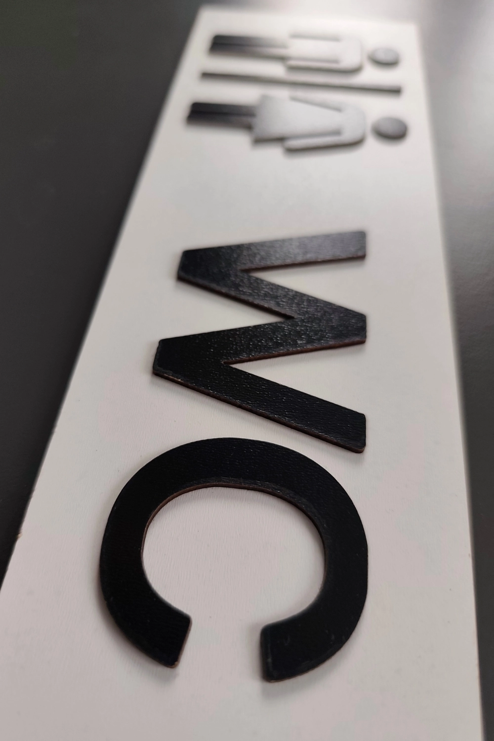 Dekoratif Ahşap 2D Kabartma Figürlü WC Tabelası - Beyaz