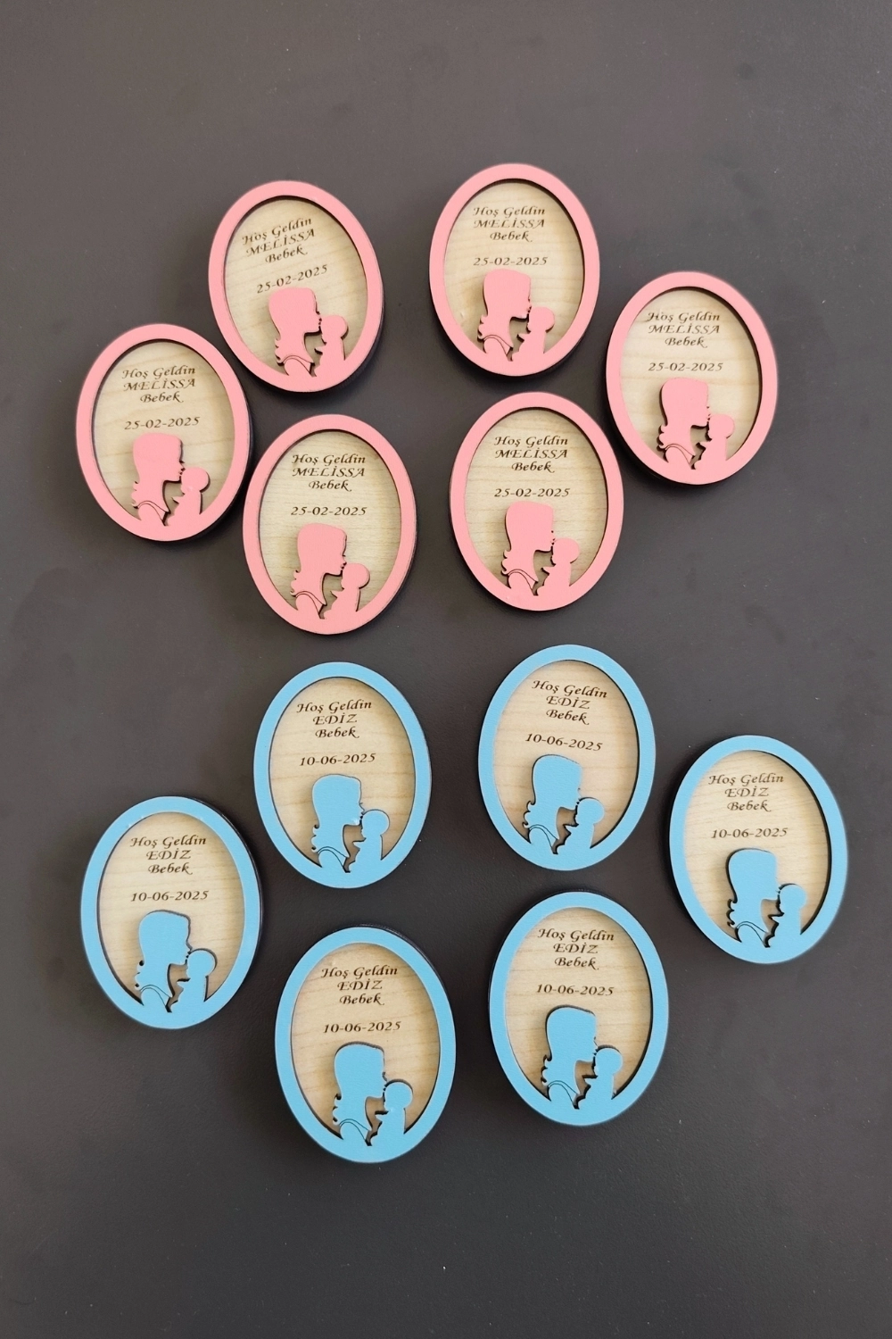 Anne Kucağı Desenli Hoşgeldin Ahşap Bebek Magneti Pembe - 20 Adet