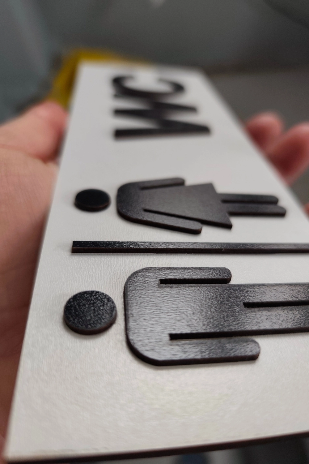 Dekoratif Ahşap 2D Kabartma Figürlü WC Tabelası - Beyaz