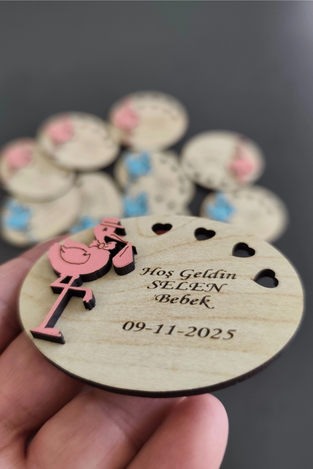 Kalpli Leylek Desenli Hoşgeldin Ahşap Bebek Magneti Pembe - 20 Adet