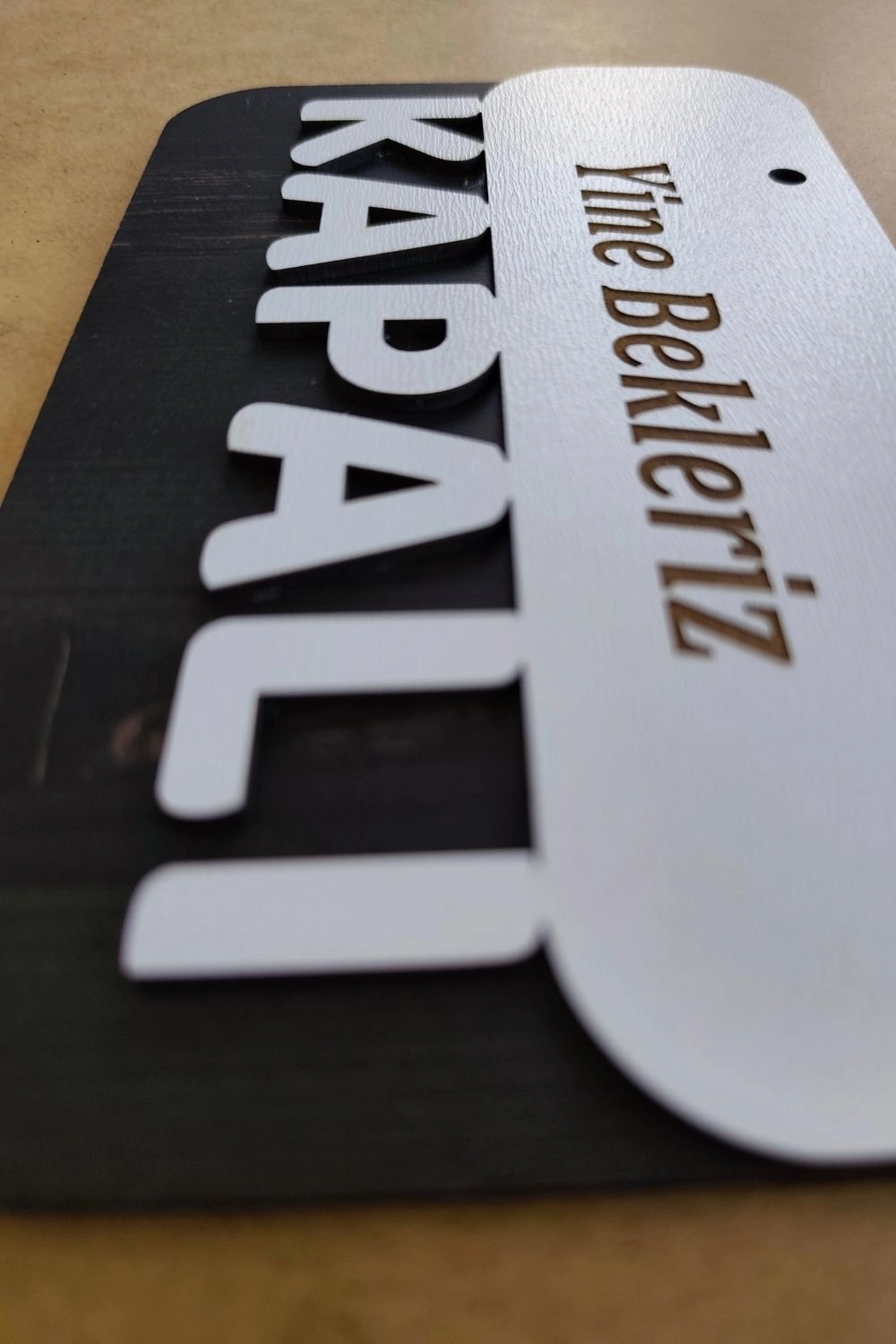 3 Katlı Modern Açık/Kapalı Tabelası - Beyaz/Rebap
