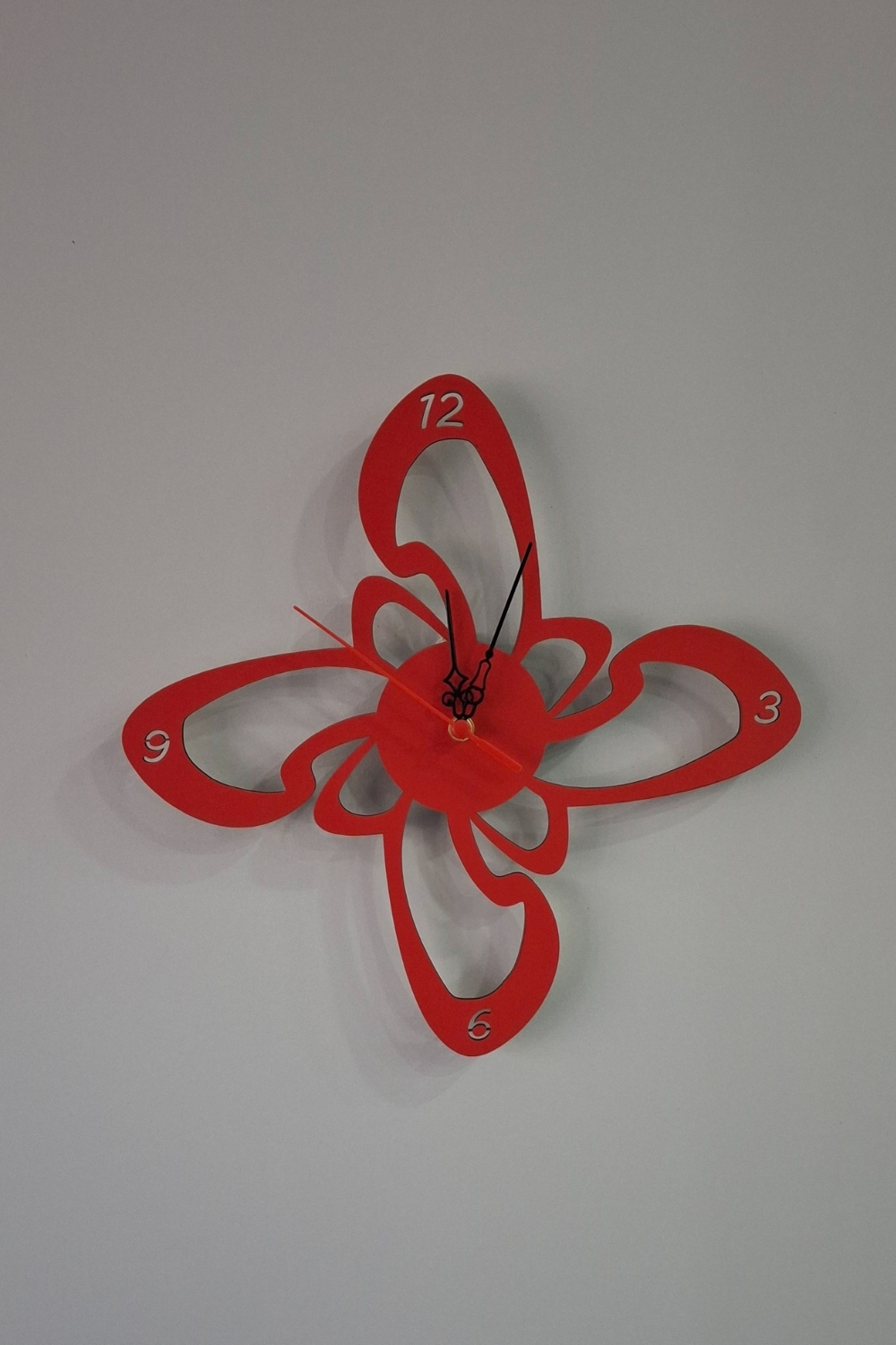 Kutaydan Şekilli Birinci Sınıf Lazer Kesim Mdf Duvar Saati - Kırmızı
