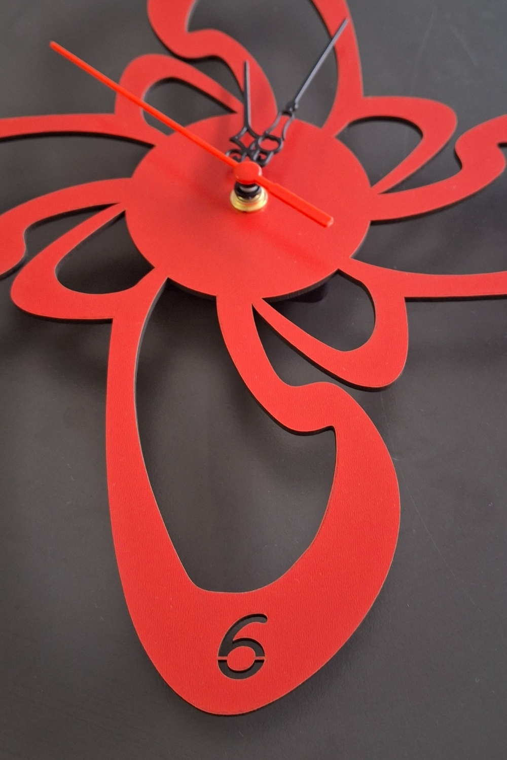 Kutaydan Şekilli Birinci Sınıf Lazer Kesim Mdf Duvar Saati - Kırmızı