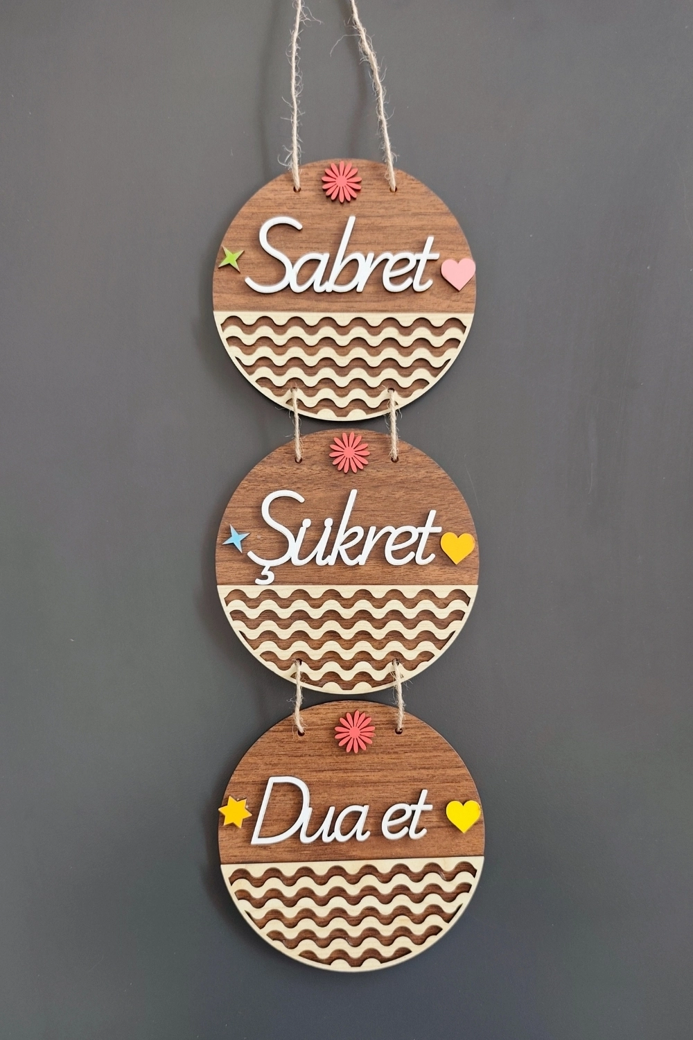 Sabret Şükret Dua Et 2D Mdf Lazer Kesim Ceviz Kapı ve Duvar Süsü