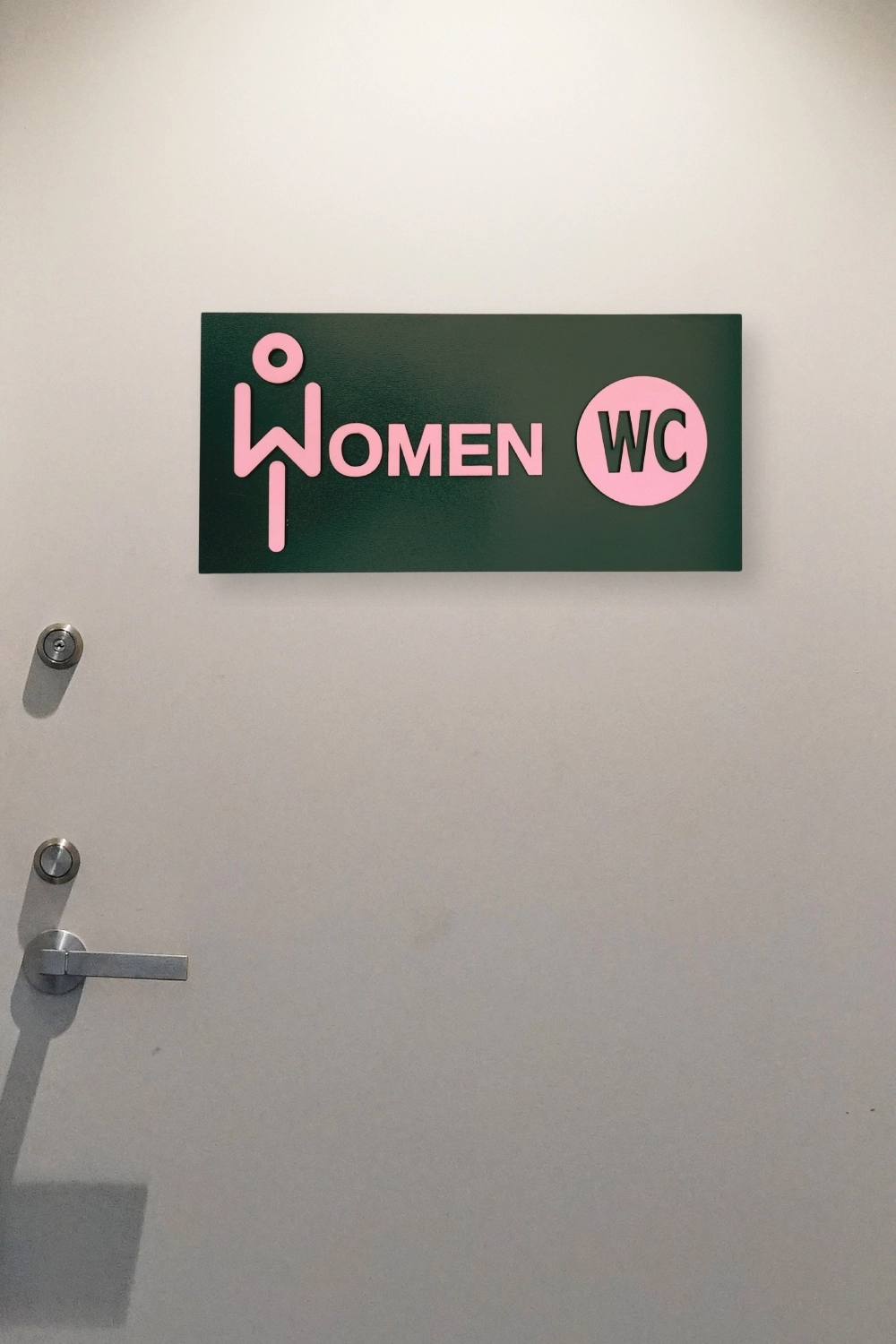 Dekoratif Ahşap 2D Kabartma Women Figürlü WC Tabelası - Pembe