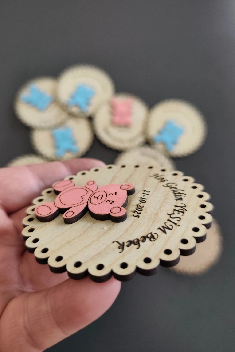 Sevimli Ayıcık Desenli Hoşgeldin Ahşap Bebek Magneti Pembe - 20 Adet