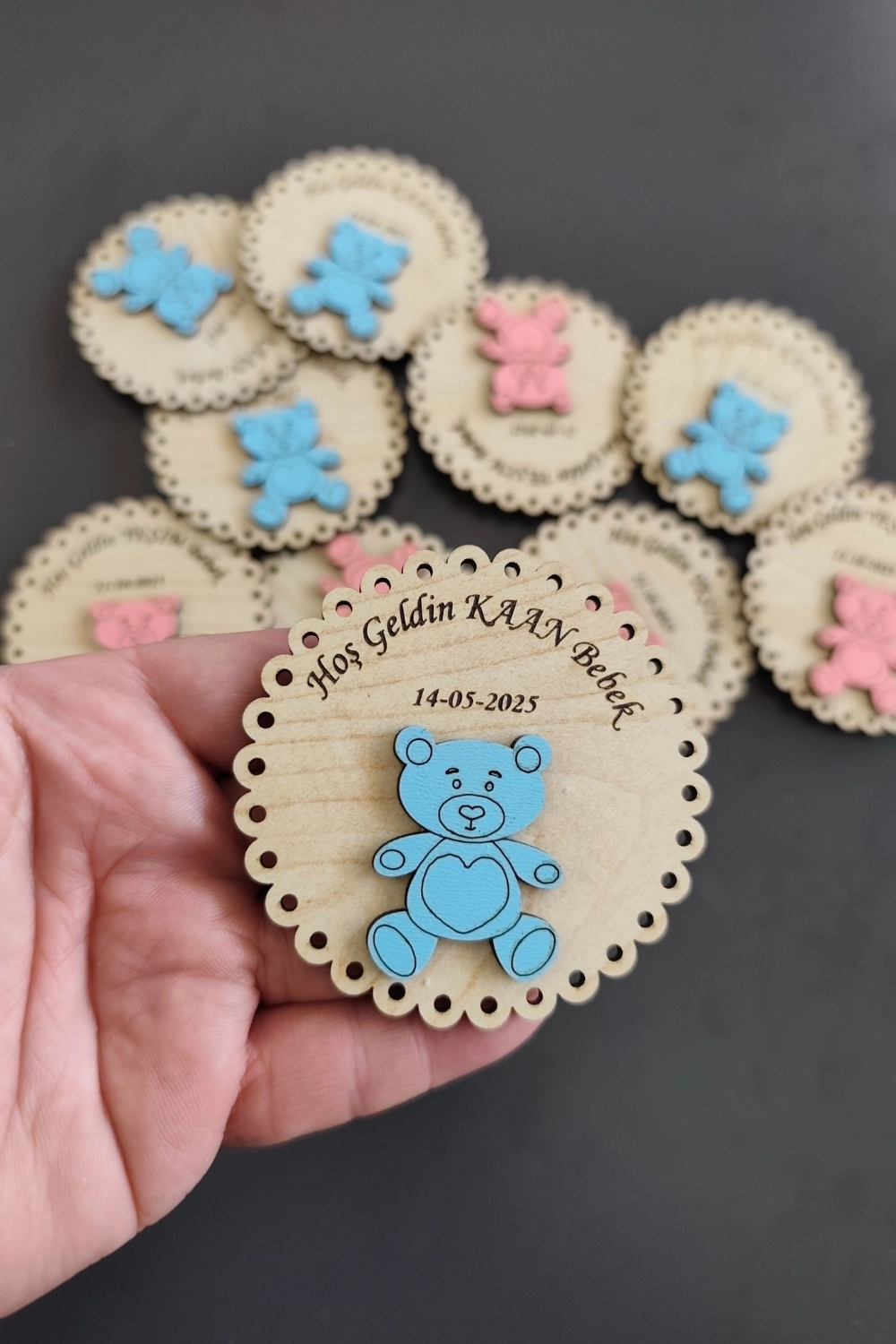 Sevimli Ayıcık Desenli Hoşgeldin Ahşap Bebek Magneti Mavi - 20 Adet