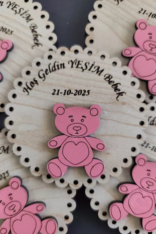 Sevimli Ayıcık Desenli Hoşgeldin Ahşap Bebek Magneti Pembe - 20 Adet