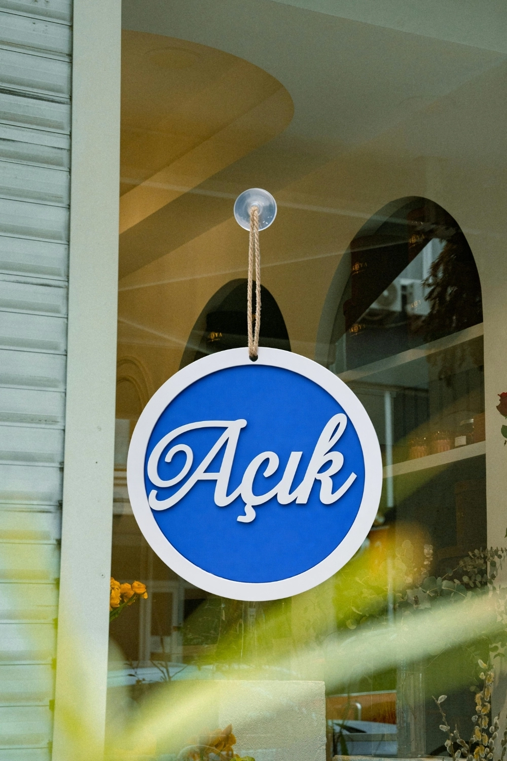 Üç Katlı El Yazılı Modern Açık/Kapalı Tabelası - Saks