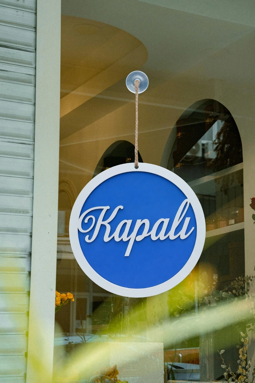 Üç Katlı El Yazılı Modern Açık/Kapalı Tabelası - Saks