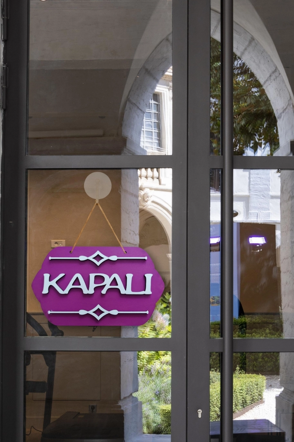 Mor Ahşap Açık/Kapalı Tabelası - Akrilik Boyalı Özel Tasarım