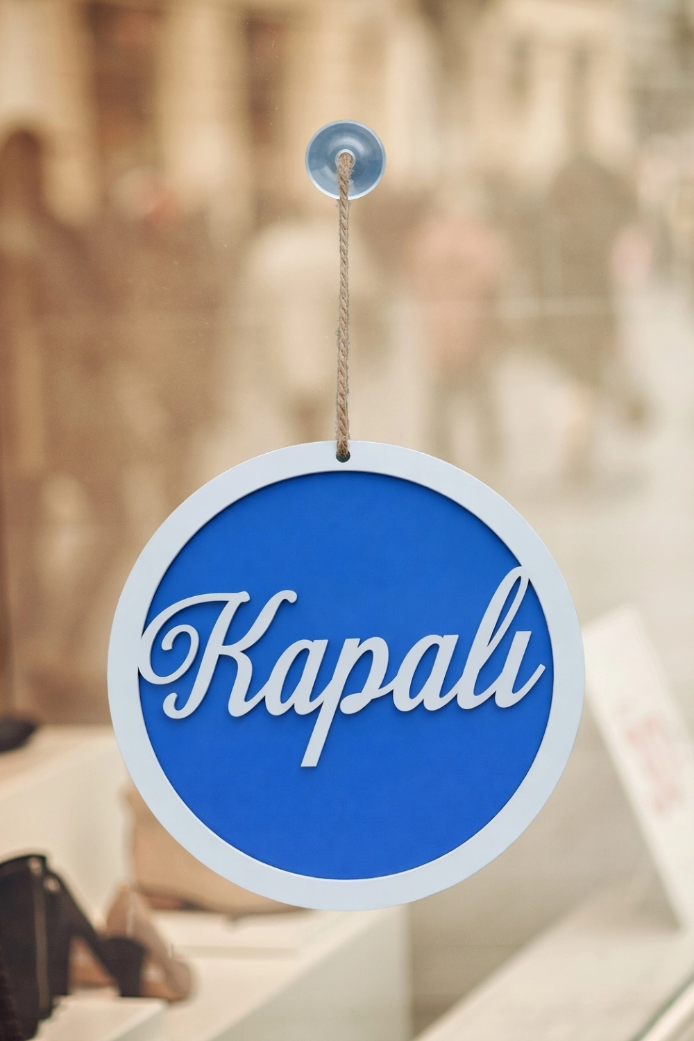 Üç Katlı El Yazılı Modern Açık/Kapalı Tabelası - Saks