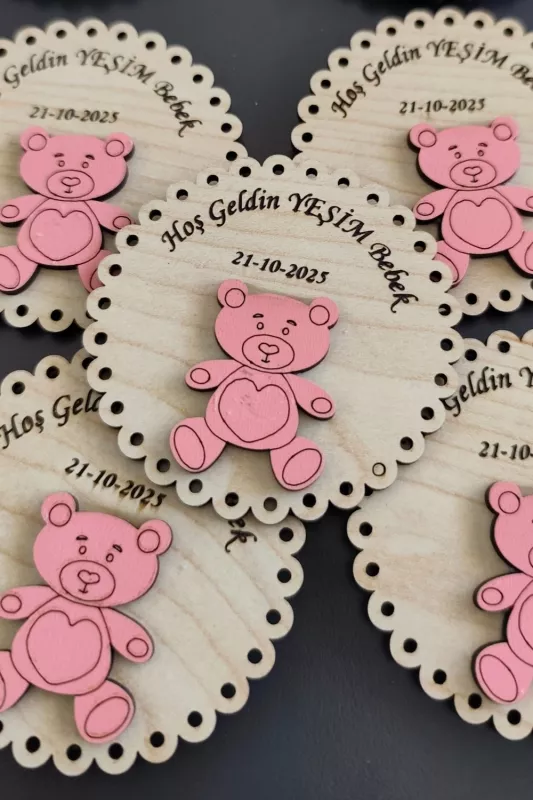 Sevimli Ayıcık Desenli Hoşgeldin Ahşap Bebek Magneti Pembe - 20 Adet